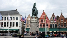 Am Grote Markt steht auch das Denkmal an Jan Breydel. Er gilt neben Pieter de Coninck als Anfhrer der Brgger Frhmette, dem blutigen Aufstand gegen den franzsischen Knig Philipp den Schnen.