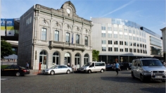Das Eingangsgebude zum Europischen Parlament.  Es war schon 18:45 Uhr Abends und trotzdem ist der Platz vor dem Gebude im Verkehrschaos untergegangen.