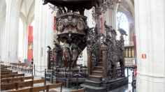 Die Kanzel, die 1713 v. Michiel v.d. Voort fr die Sankt-Bernhardabtei in Hemiksem geschaffen wurde, ist reicher an Hinweisen auf den Glauben als so manche Predigt. Seit 1804 befindet sie sich in der Liebfrauenkathedrale. 