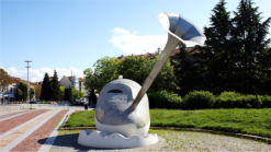 Vor dem Opernhaus in Burgas stehen einige interessante Skulpturen.