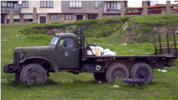 Mitten im Ort, in welchem vorwiegend schne Huser stehen, haben wir diesen Oldtimer russischer Bauart gesehen.