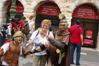 Bei der Arena in Verona stehen Soldaten, die so manche Touristin mit dem Tode bedrohen. 