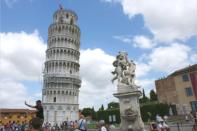 Der schiefe Turm von Pisa ist wohl das bekannteste Wahrzeichen der Stadt und der ganzen Region in der Toskana