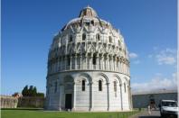 Das Baptisterium in Pisa ist die grte Taufkirche in der christlichen Geschichte. Es ist insgesamt 54 Meter hoch und hat einen Umfang von 107 Meter.