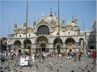 Der Markusdom in Venedig war bis 1797 das zentrale Staatsheiligtum der Republik Venedig und ist seit 1807 die Kathedrale des Patriarchen von Venedig. Er befindet sich am Markusplatz im Stadtsechstel San Marco und ist wohl das schnste Gebude der Stadt.