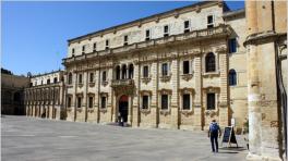 Lecce, auf der Halbinsel Salento in Apulien ist die Hauptstadt der Provinz Lecce. Im Umland von Lecce wird ein weicher Tuffstein abgebaut, dessen zahlreiche Bauwerke in der Stadtmitte zu bewundern sind.