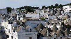 Die Stadt ist vor allem durch ihre Kegelbauten, die man Trulli nennt,  berhmt. Diese Huser sind nach dem Vorbild der Bauweise von Hirtenhtten in dieser Gegend gehuft entstanden.