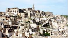Sehenswert sind die Hhlensiedlungen Sassi di Matera, die an den steilen Felshngen des zerklfteten Flusstales der Gravina gelegene Altstadt Materas liegen.