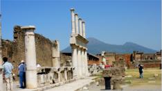 Pompei ist eine Stadt im Schatten ihrer eigenen Vergangenheit. Der Ausbruch des Vesuv am 24. August 79 begrub die blhende Stadt und die sie umgebende fruchtbare Landschaft mit einer bis zu sechs Meter mchtigen Asche- und Lapillischicht.