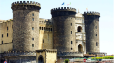 Das Castel Nuovo in seiner imposanten Gre steht in der Mitte des breiten Piazza Municipio, an der Seite der Grten des Kniglichen Palastes und nur wenige Gehminuten vom Hafen entfernt.   