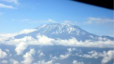 Der Kilimanjaro, mit 5895 m der hchste Berg Afrikas. Beim Flug in die Massai Mara sind wir knapp an ihm vorbeigeflogen.