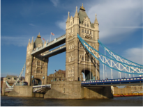 Die Tower Bridge ist eine Straenbrcke ber den Fluss Themse in London und benannt nach dem nahen Tower of London.  Die beiden beweglichen Tragwerkteile knnen fr groe Schiffe bis  86 Grad hochgeklappt werden.