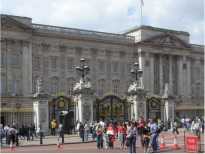 Der Buckingham Palace ist die offizielle Residenz des britischen Monarchen in London.  Der Buckingham-Palast dient auch als Kulisse fr die tgliche Zeremonie des Wachwechsels (Changing of the Guard), einer bedeutenden Touristenattraktion in London.