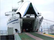 Der Hafen von Rijeka wird von sehr groen Fhrschiffen angelaufen, aber auch Yachen jeder Gre liegen hier vor Anker.