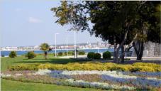 Am Ufer der Altstadt von Zadar ist eine Wasserorgel installiert worden. Das Wasser luft unter mehrere, direkt am Ufer betonierte Stufen. Je nach Wellengang wird der Druck unter den Stufen erhht. Hierdurch verndert sich die Tonlage, wie bei einer Orgel