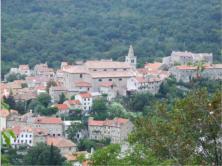 Die kleine Stadt Bakar in der Bucht von Bakar, die einen fjordartigen Naturhafen im Adriatischen Meer bildet. Die l-Raffinerie Rijeka der INA liegt am Gemeindegebiet. Wahrzeichen des Orts ist das Kraftwerk TE Rijeka.