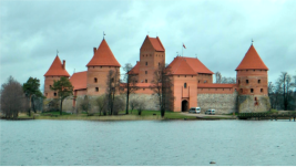 In der Kreuzritterchronik wird berichtet, dass dies die neue Burg von Trakai sei. Die alte hlzerne Burg wurde durch den Bau einer steinernen ersetzt.