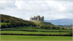 Der Rock of Cashel nrdlich von Cahir im County Tipperary gelegen, ist ein einzigartiges Monument irischer Geschichte. Der Berg erhebt sich 65 m hoch und gilt als irisches Wahrzeichen