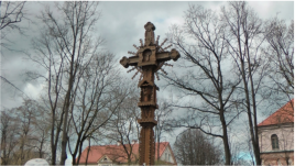 Im Park bei der Burg von Kaunas stehen sehr schn verzierte Kreuze. 