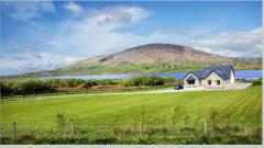 Wie berall in Irland die wunderschne Landschaft Irlands. Im Hintergrund ein Meeresarm des Nordatlantik