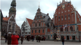 Das Schwarzhupterhaus auf dem Rathausplatz in Riga wurde 1334 als das Neue Haus der Groen Gilde erstmals urkundlich erwhnt. Es diente sowohl den Kaufleuten als auch der vorwiegend deutschen Brgerschaft Rigas fr Zusammenknfte.