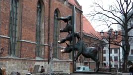 Hinter der St. Petri-Kirche stehen die Bremer Stadtmusikaten, da Bremen die Partnerstadt von Riga ist. 