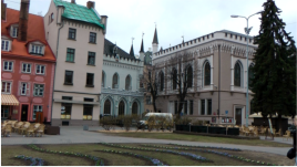 Mitten im Zentrum der Altstadt, am Livenplatz, steht das Architekturdenkmal die Kleine Gilde. Das Gebude ist nach den Entwrfen des hervorragenden Architekten  J. D. Felsko erbaut worden.