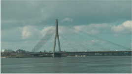 Die Vanu-Brcke berspannt die Dna (Daugava). Der frhere Name: Gorki-Brcke, erinnert an den russischen Schriftsteller Maxim Gorki. Die Schrgseilbrcke wurde 1981 erffnet und war zu diesem Zeitpunkt mit 625 Metern die lngste Schrgseilbrcke Europas