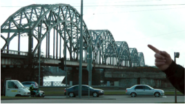Riga hat sie noch - eine funktionierende Eisenbahnbrcke. Hier wird nicht an eine Zerstrung der Brcke gedacht, sondern man pflegt die Brcke, damit diese noch lange ihren Dienst erfllen kann. 