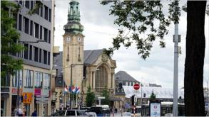 Das ist kein Kirchengebude, sondern der Hauptbahnhof von Luxembourg, welches auf luxemburgisch Ltzebuerg heit.