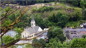 Ein Blick in den tiefer gelegenen Stadtteil Clausen. Im Hintergrund der Parc des Trois Glands mit den Burgmauern des Fort Thngen