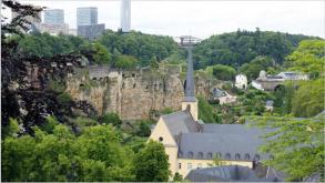 Blick von der Rue du marche-aux-Herbes ber die St.Jean de Grund-Kirche zu den Kasematten (Hhlenwohnungen) zum Viadukt der Bahn. Links im Hintergrund sieht man das Bankenviertel auf dem Kirchberg-Plateau.