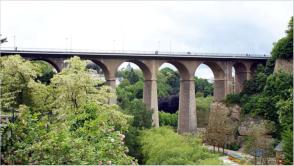 Blick von der Rue Saint-Quirin auf die Brcke, die das Tal des Petruss (durch die Stadt Luxemburg flieender Bach) berspannt. 