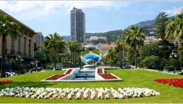 Der Platz von dem Casino ist sehr schn angelegt. Eine Kugel spiegelt die Oper von Monaco. Ein sehr schner Anblick. 