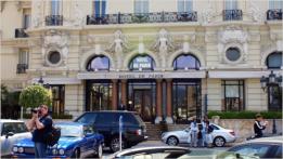 Das Hotel de Paris. Ein einfaches Zimmer ist hier schon ab 500,-- Euro pro Nacht zu haben. Eine der Suiten kostet hingegen von 7000,-- bis 11.500,-- Euro pro Nacht. Das Frhstck ist NICHT inbegriffen. 