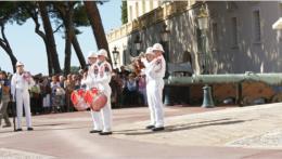 In den Sommermonaten findet die Wachablsung in schicken weien Sommeruniformen statt. Auerdem dauert die Zeremonie lnger und wird von einer Musikkapelle begleitet. 