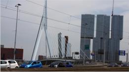 Die Erasmusbrcke fhrt ber die Hafeneinfahrt, der Niewe Maas. Beim Bau der Hchhuser haben die Architekten Mut bewiesen. 