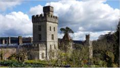 Das Lismore-Castle wird von einer schnen Garten- und Parkanlage umgeben 
