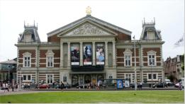 Auf der westlichen Seite des Museumsplein befindet sich das "Concert Gebouw" , das Konzerthaus der Stadt.