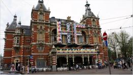 Das Stadschouwburg" ist das Stadttheater in Amsterdam. Unter dem Theater ist das Restaurant Stanislavski untergebracht. Man kann sich vorstellen, dass dieses Lokal nichts fr unsere Brieftasche ist. 