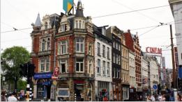 Ein Blick in die Regulierungsbreestraat (rechts der schnen Gebude). Obwohl sehr moderne Geschfte in den Husern untergebracht sind, wurde die alte Bausubstanz erhalten. 
