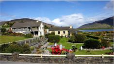 Hier, am Ring of Kerry sind die Wohnhuser und Grten sehr gut gepflegt. 