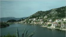 Das Stadtgebiet reicht bis ans Ufer der Neretva und an die Birina-Seen des Flussdeltas heran. Sehenswert sind besonders die Bacina-Seen im bergigen Hinterland der Stadt.
