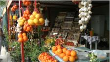 Bei der Kleinstadt Opuzen in Kroatien, am linken Ufer der Neretva, kommen wir an Obst- und Gemsestnden vorbei. Die hier angebauten Mandarinen schmecken kstlich, die Buerinnen lassen sich diese auch gut bezahlen. 