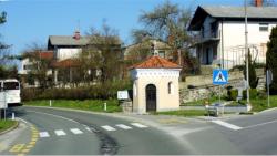 Eine Kapelle am Straenrand gleich nach Ilirska Bistrica. Die Bevlkerung hier ist sehr glubig. 