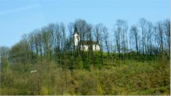 Die Cerkev Sv. Janez, also die Kirche des Heiligen Janez in Dragomer, einem kleinen Ort entlang der Autobahn A 1/E 61 bzw. E 70 in Slowenien.
