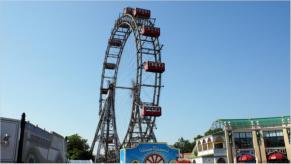Das Wiener Riesenrad im Prater ist eine Sehenswrdigkeit und ein Wahrzeichen Wiens. Es wurde 1897 zur Feier des 50. Thronjubilums Kaiser Franz Josephs I. errichtet und war zur damaligen Zeit eines der grten Riesenrder der Welt.
