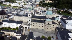 Der Domplatz, der Residenzplatz und der Kapitelplatz rund um den Salzburger Dom. 
