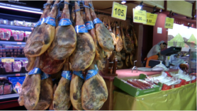im Supermarkt des Ortes staunten wir nicht schlecht. Riesige Schinken und frische Fische jeder Gre werden zum Verkauf angeboten. 