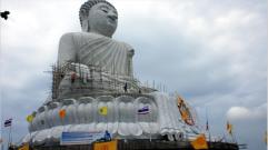 Der groe Buddha auf dem Nakkered Hill im Sden Phukets ist mit seiner Hhe von 45 m und berzogen mit weiem, burmesischen Marmor ist weithin sichtbar. 